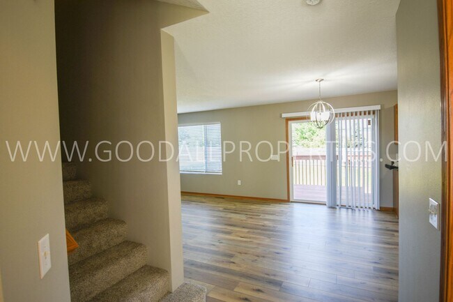 Building Photo - 3 bed 2.5 bath Single Family Home with fenced in yard!