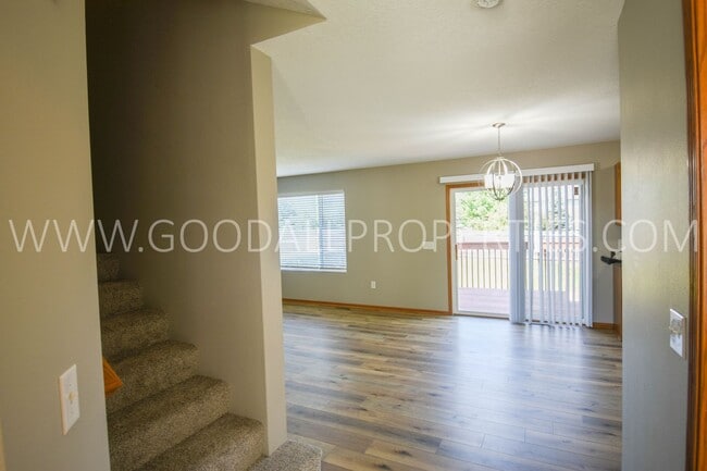 Building Photo - Single Family Home with Fenced Yard and Finished Basement within Waukee School District