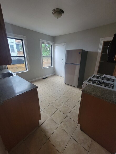 Kitchen - 76 Bellevue St