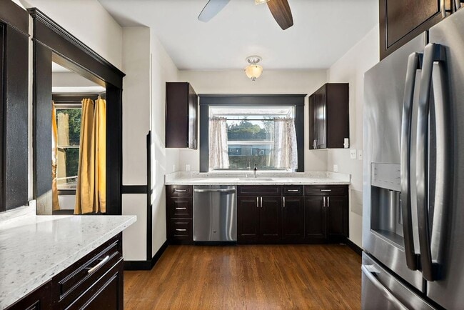 Building Photo - Charming 2-Bed 2-Bath Tacoma Craftsman | S...