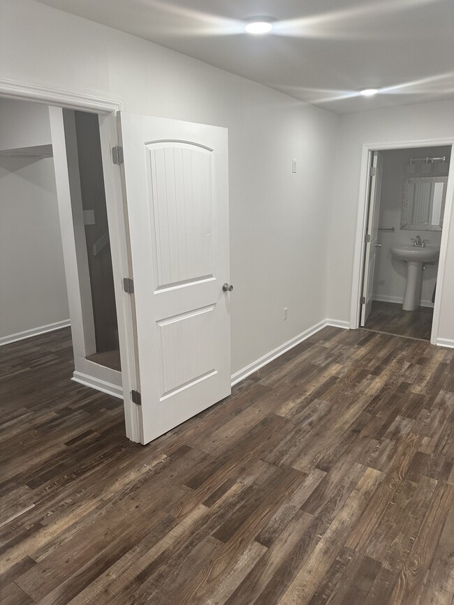 Building Photo - 1102 Hermitage Dr