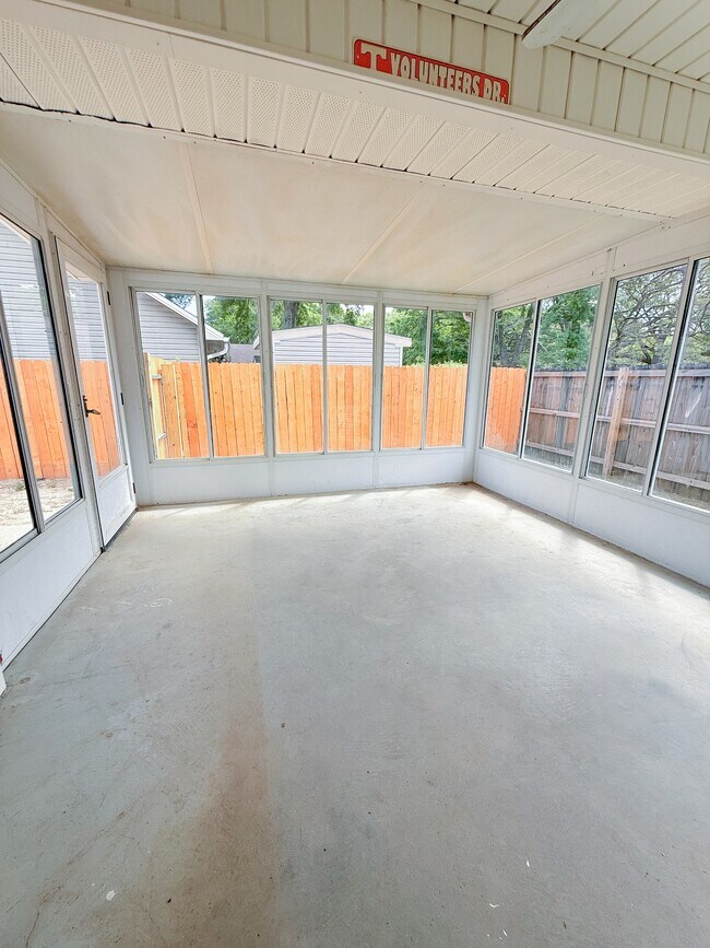 Building Photo - 161 Mirabelle Cir