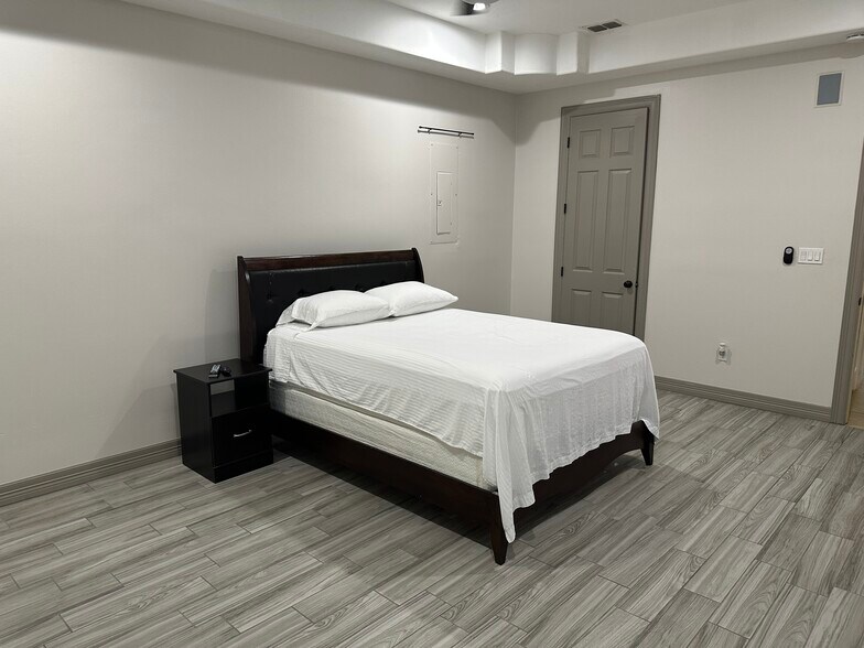 Building Photo - 3901 El Jardin