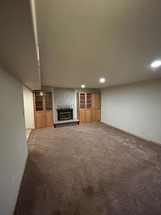 Building Photo - 5 bed, 2 bath Covington Home w/2-car garag...