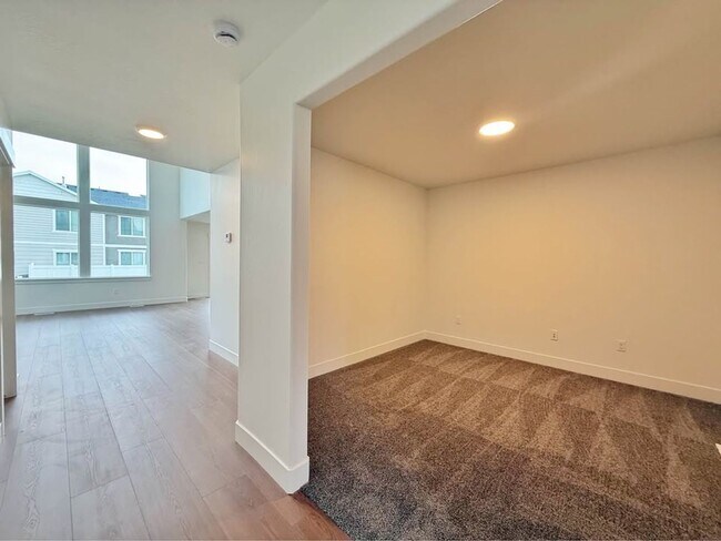 Building Photo - 3759 950 N