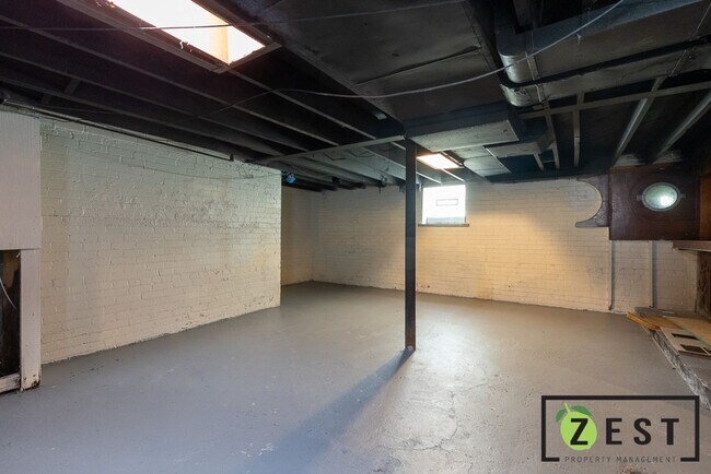 Building Photo - 4893 Chatsworth St