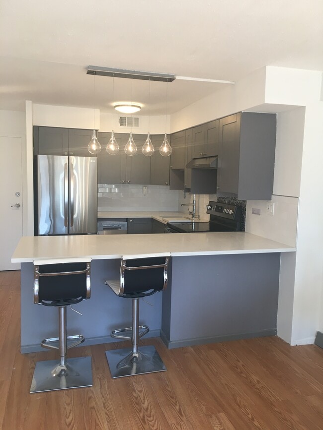 Building Photo - 3100 N Lake Shore Dr