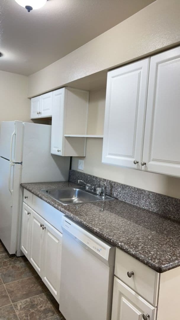 Building Photo - (858) Foxfire Apartments - 2 Bedroom / 1 Bathroom - Updated
