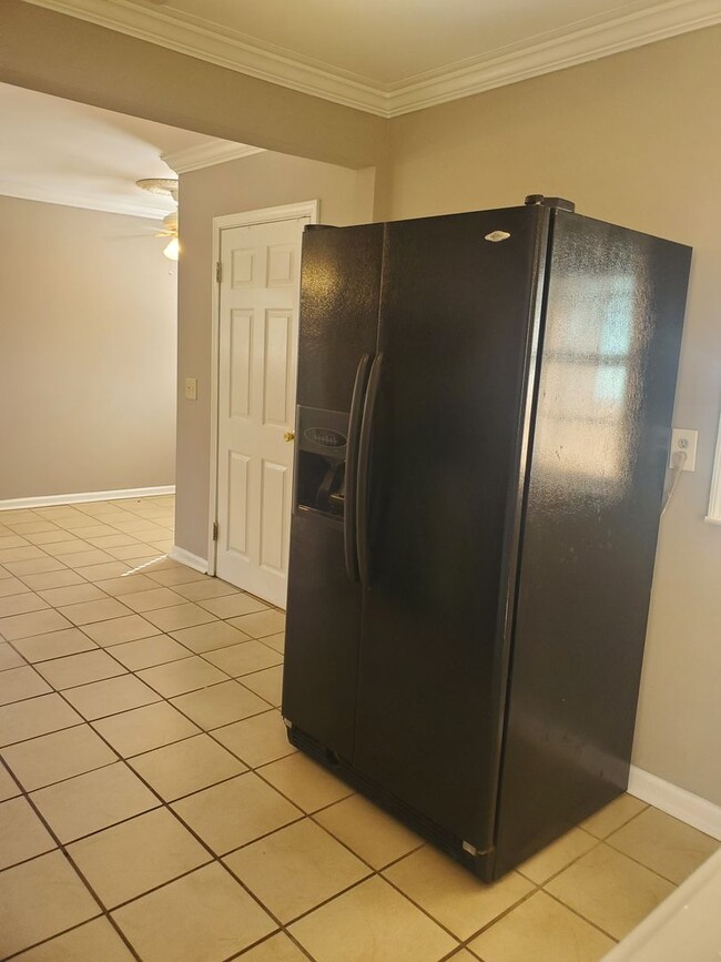 Building Photo - **Available Now** Updated 3 Bedroom Home i...