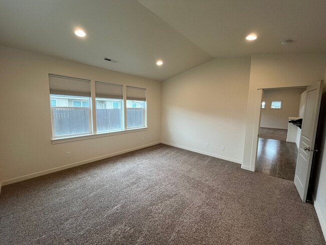 Building Photo - 3 Bedroom + Office in NW Redmond