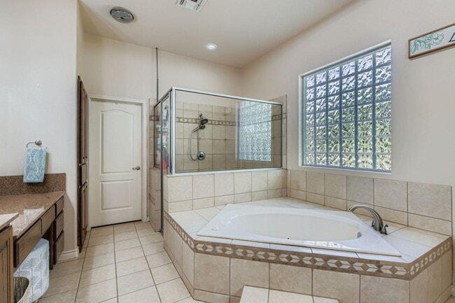 Building Photo - Large 4 bedroom home on 1 acre with lawn c...