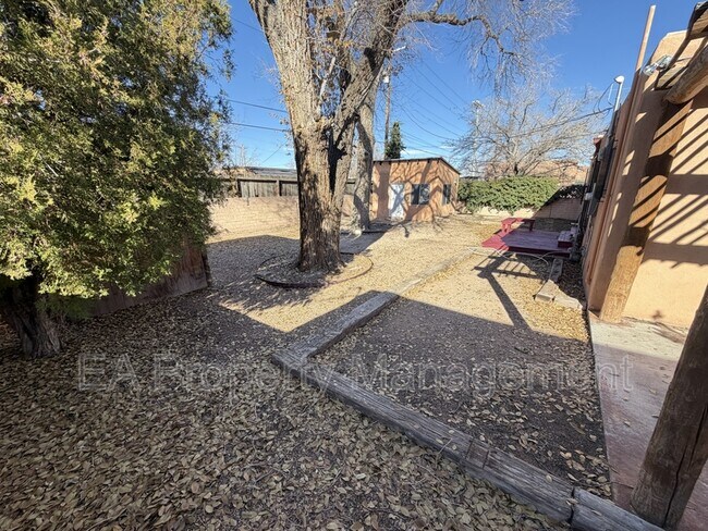 Building Photo - 921 Dartmouth Dr NE