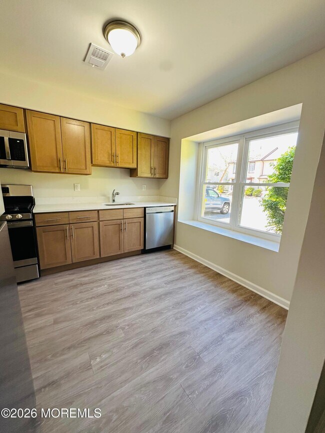 Building Photo - 402 Woodlake Manor Dr