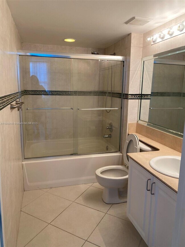 Building Photo - 1155 Brickell Bay Dr