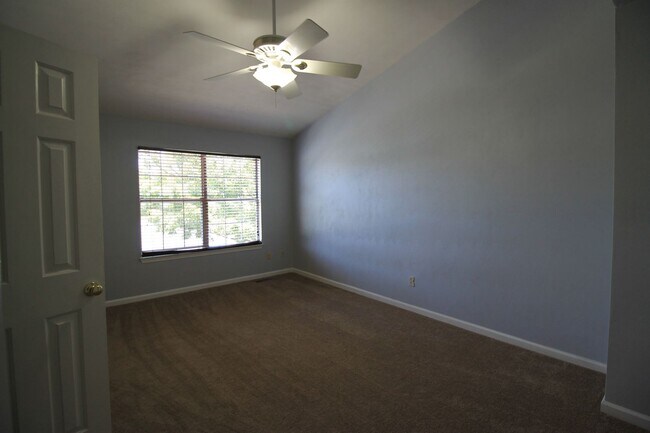 Building Photo - 2 Bedroom 2 Bath Townhome