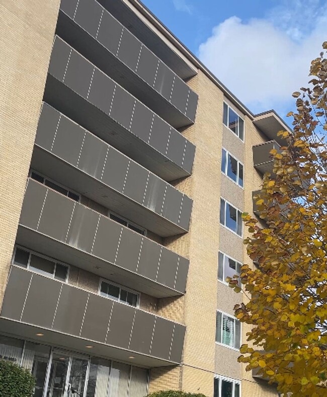 Building Photo - 521 E 5th Ave