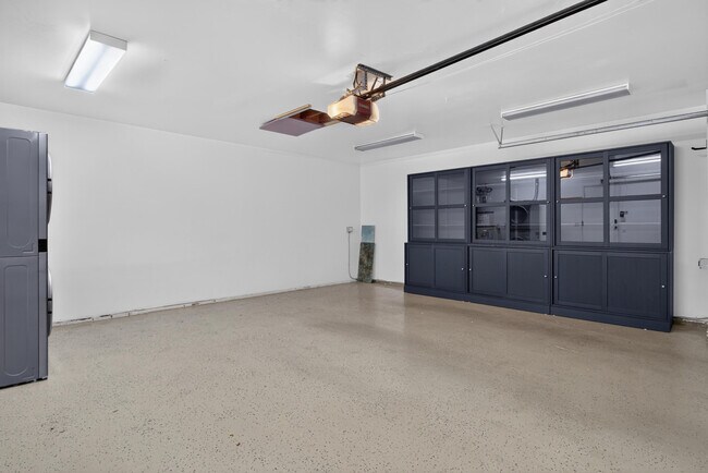 Building Photo - 2490 E Miramonte Cir