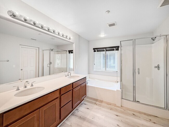 Building Photo - Stunning 4B/2.5BA House in Vista!