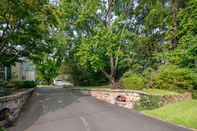 Building Photo - 10 Valley View Ave