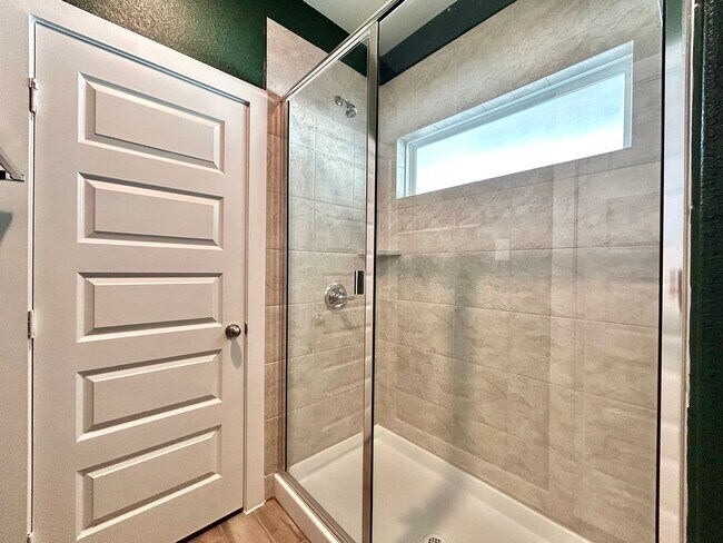 Building Photo - Move-In Ready 3BR, 2BA with Fully Equipped Kitchen & Laundry Room