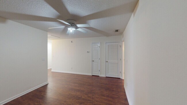 Building Photo - 3BR/ 2.5BA TOWNHOME With Garage - Timmerma...