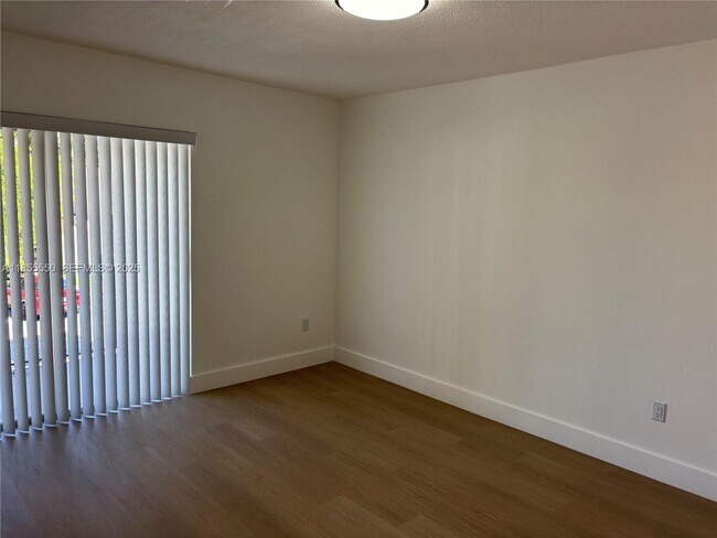 Building Photo - 10790 N Kendall Dr