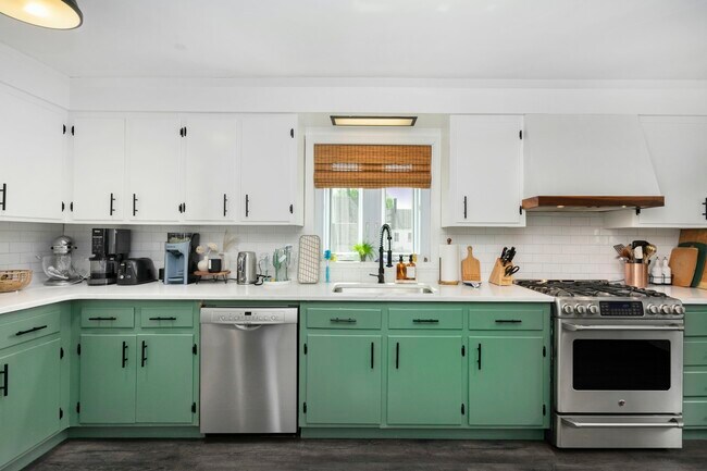 Building Photo - 611 Varney St