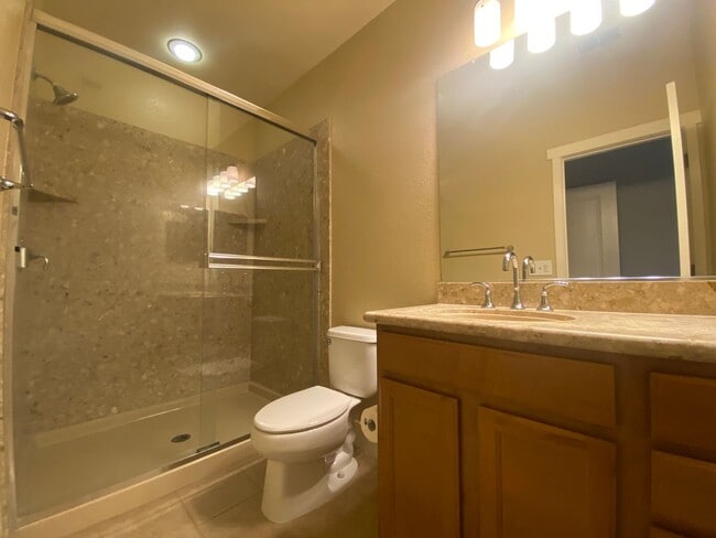 Building Photo - Newer Multi-Level Downtown Townhouse with Double Master Bedrooms