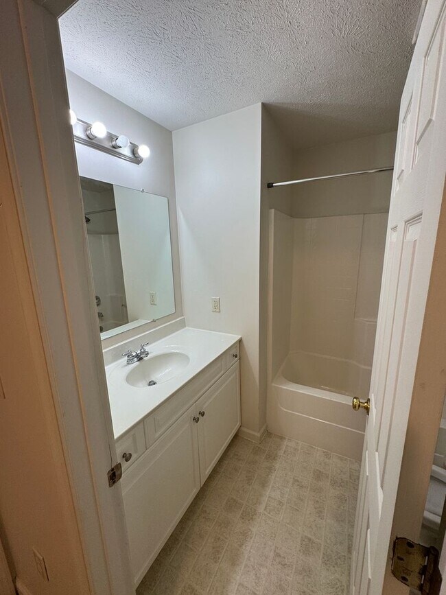 Building Photo - Taylor Spring Townhouse With Garage and Basement