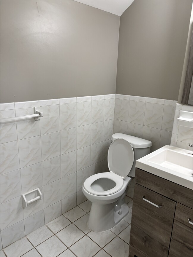 Building Photo - 505