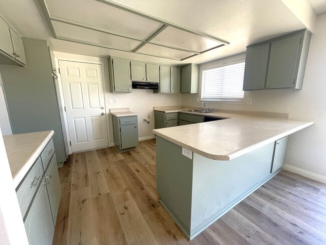 Building Photo - Recently Renovated and Move In Ready!