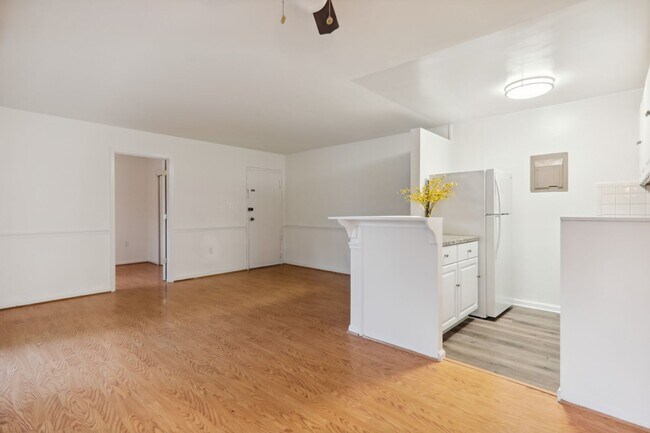 Building Photo - Kensington Terrace - patio level & parking