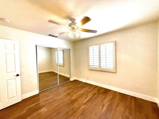 Building Photo - Landau Manor - FANTASTIC 4Br/2ba/3 car garage w/ POOL & SOLAR!