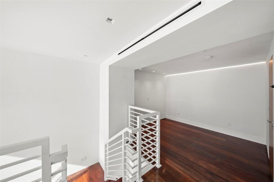 Building Photo - 1331 Brickell Bay Dr