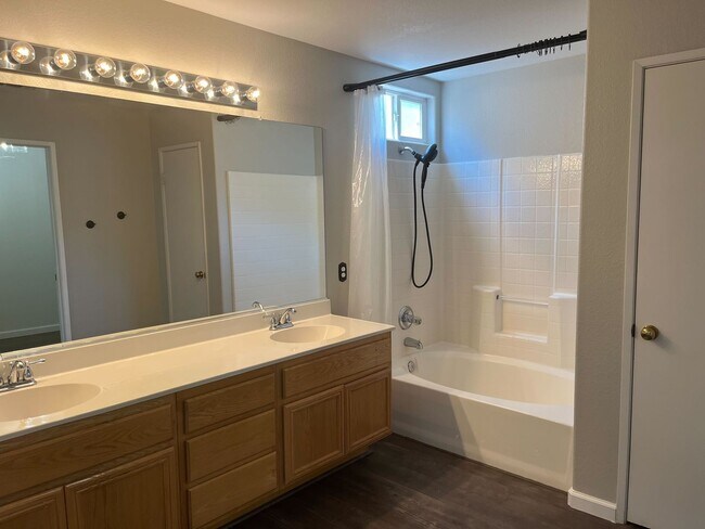 Building Photo - Modern Comfort & Space in South Corona – 4...