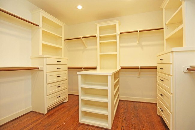 Building Photo - 1611 Wakefield Dr