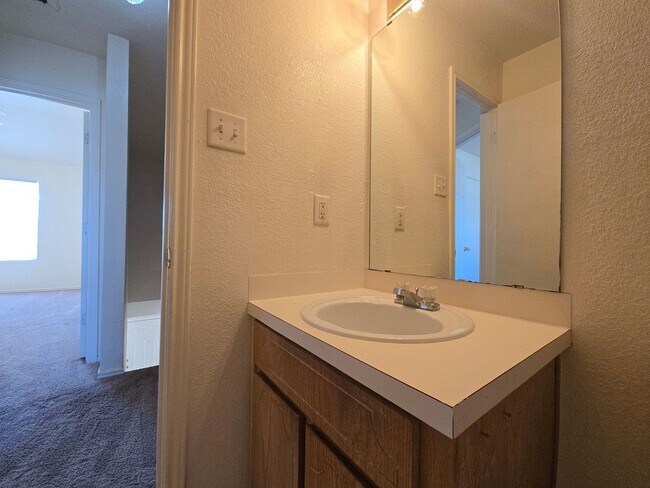 Building Photo - RENT SPECIAL - AVAILABLE NOW!