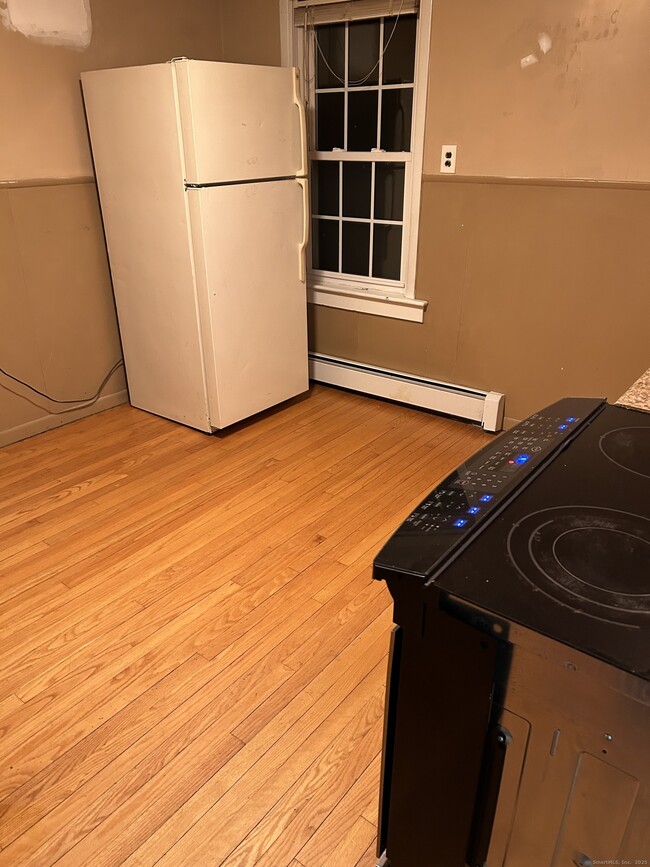 Building Photo - 70 Walnut St