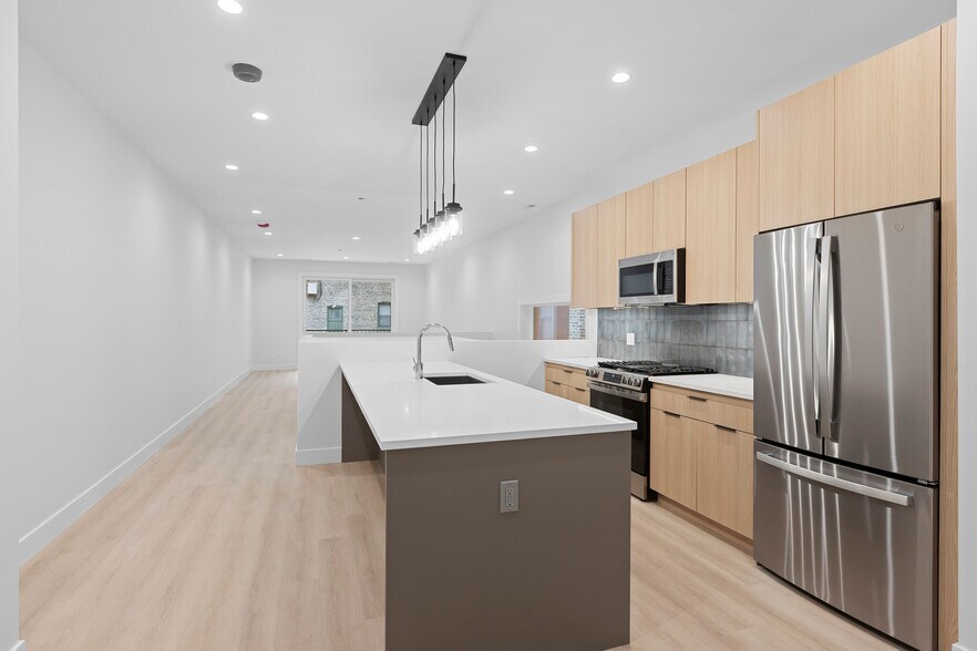 Building Photo - 902 W Dakin St