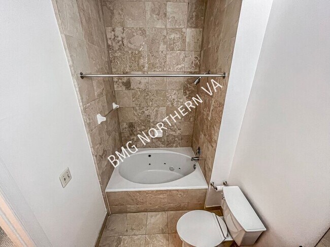 Building Photo - 309 Holland Ln