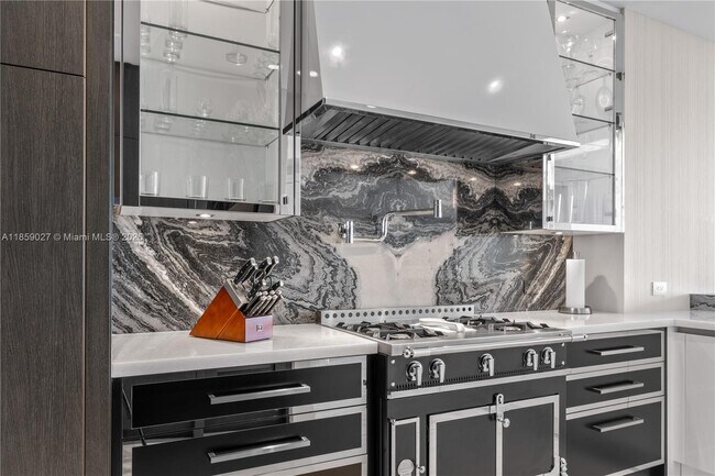 Building Photo - 17901 Collins Ave