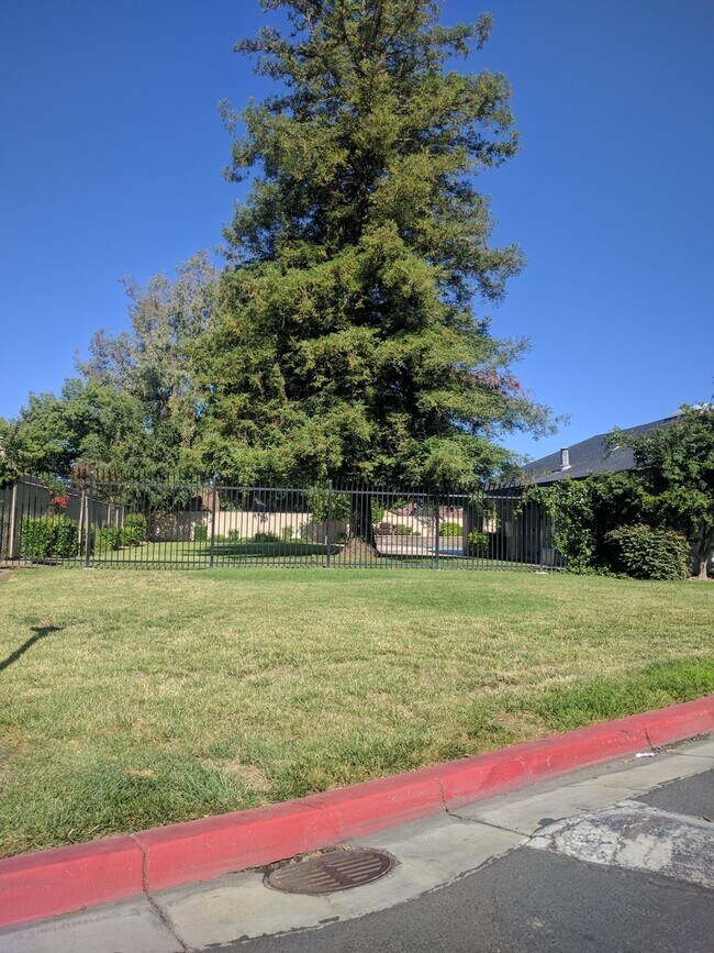 Building Photo - Townhouse in a gated community near Creeks...