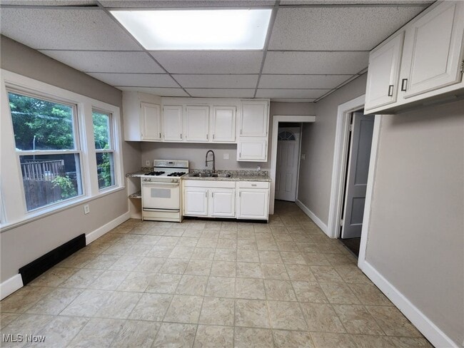 Building Photo - 2200 W 104th St