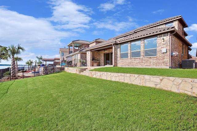 Building Photo - 10029 Lakeside Dr