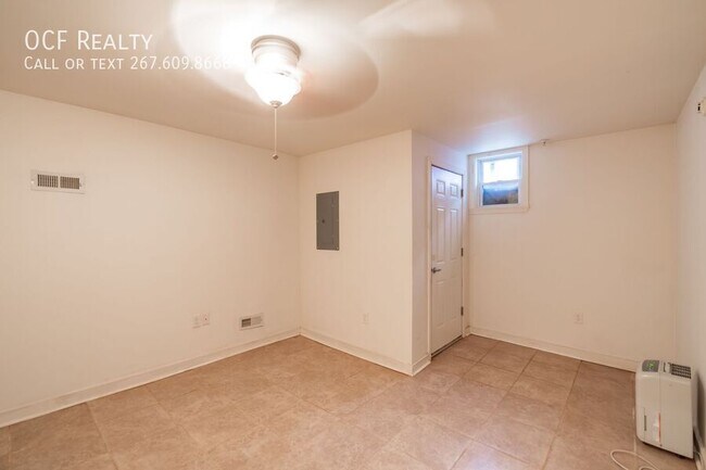 Building Photo - 1431 Lombard-Beautiful Apt-Private Yard-Fi...