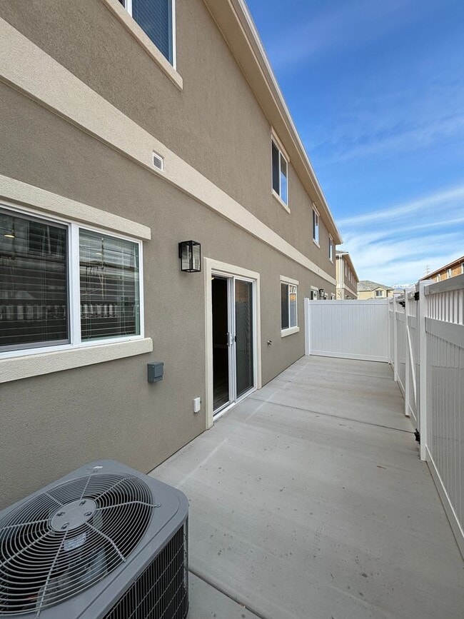 Building Photo - Beautiful Townhome!