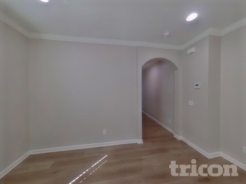 Building Photo - 326 Fairford Rd