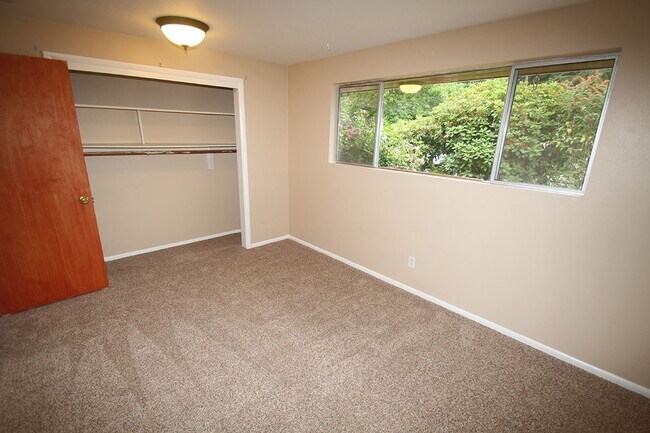 Building Photo - MOUNTLAKE TERRACE 3 BED, 2 BATH HOME FOR R...