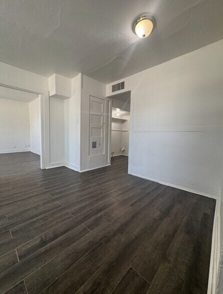 Building Photo - 5518 E Calle Encinas