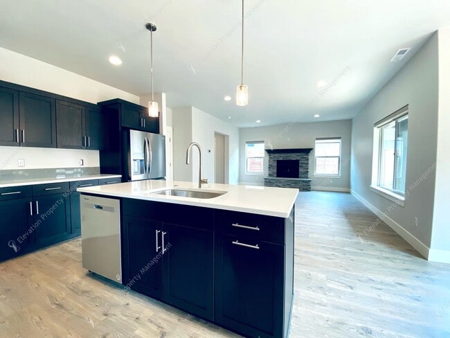 Building Photo - 3BR SE Bend home in great neighborhood wit...